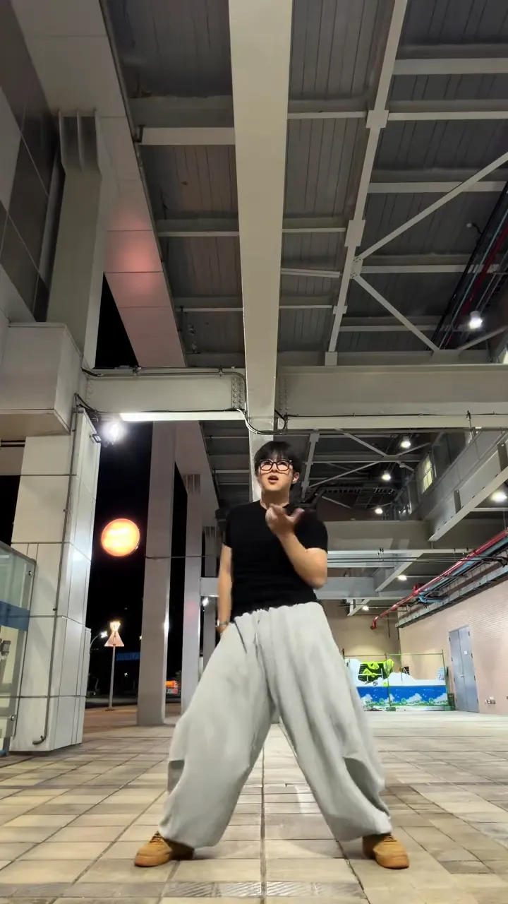 The original Catch Catch dance by @zhewei_90 on TikTok