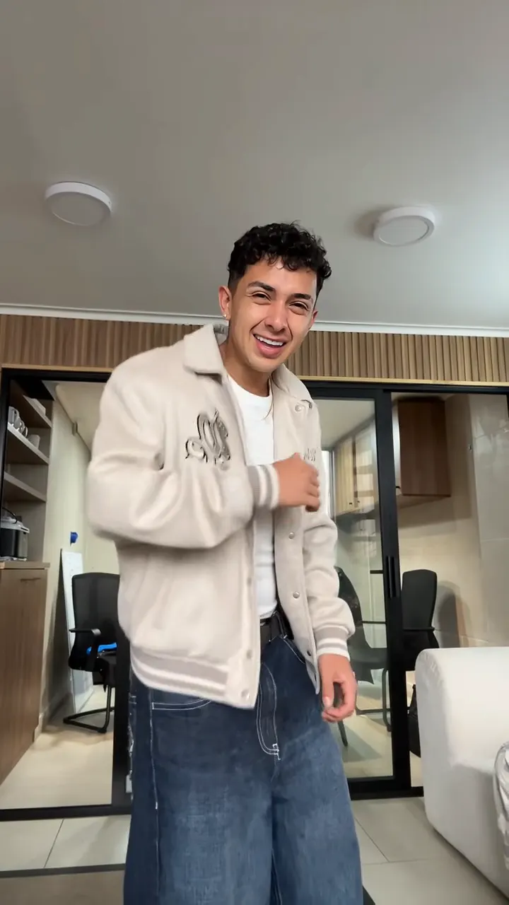 The original Dame Hombro dance by @metalinguistik on TikTok