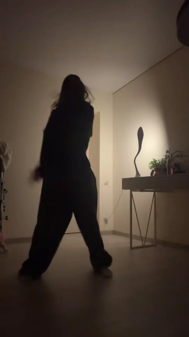 The original Dracula dance by @yanlixx.k on TikTok