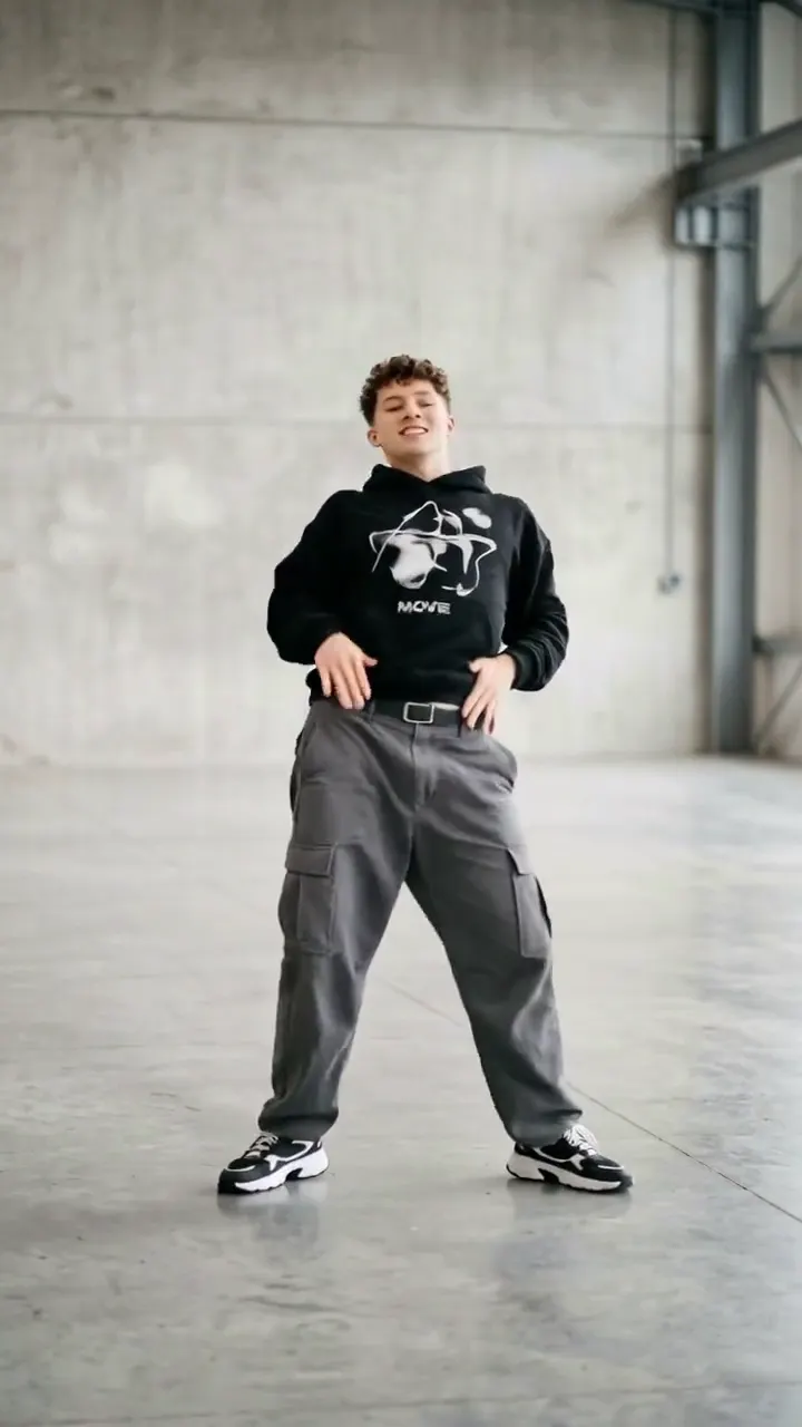 Viral Challenge AI dance example made from one photo