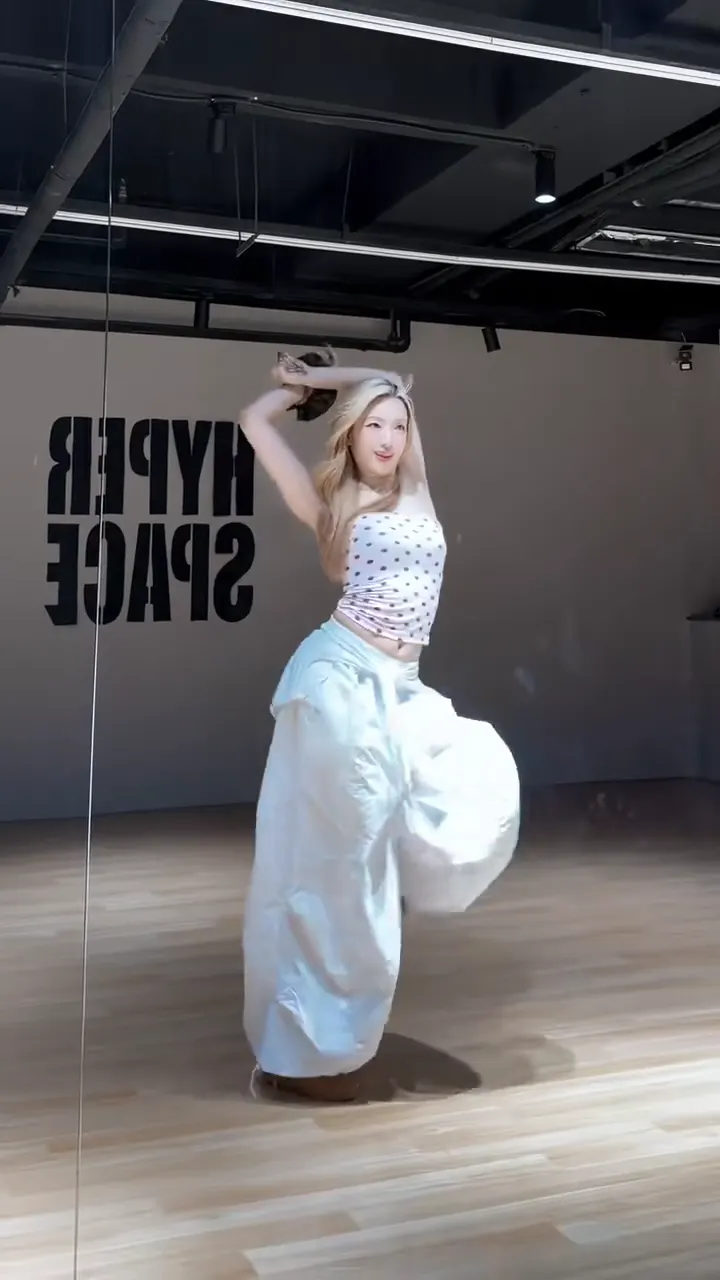 The original Love Options dance by @xuejiedatou_yz on TikTok