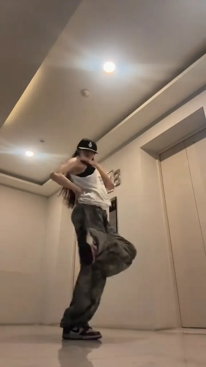 The original SaWaDiKa dance by @nadianimitt on TikTok