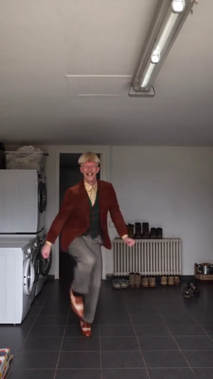 The original Toc Toc dance by @gastondelorme on TikTok