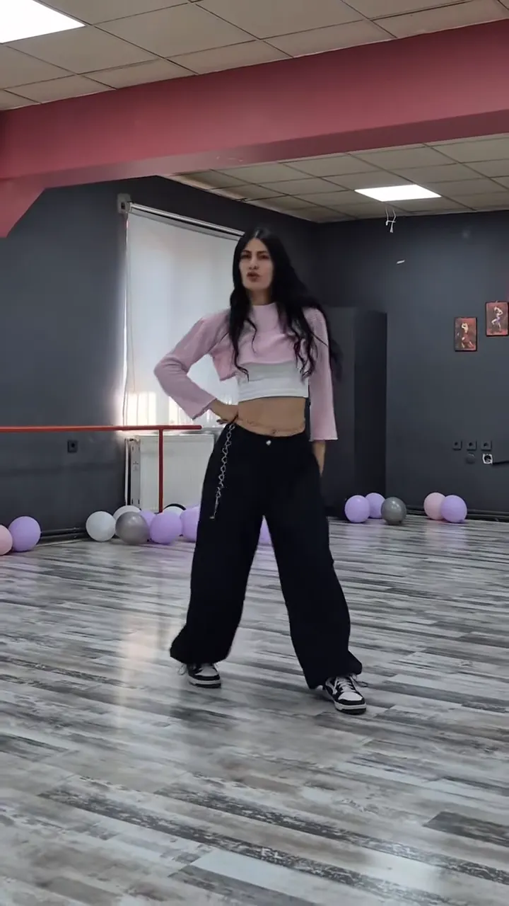 The original Toz Pembe dance by @dilaraxdance on TikTok