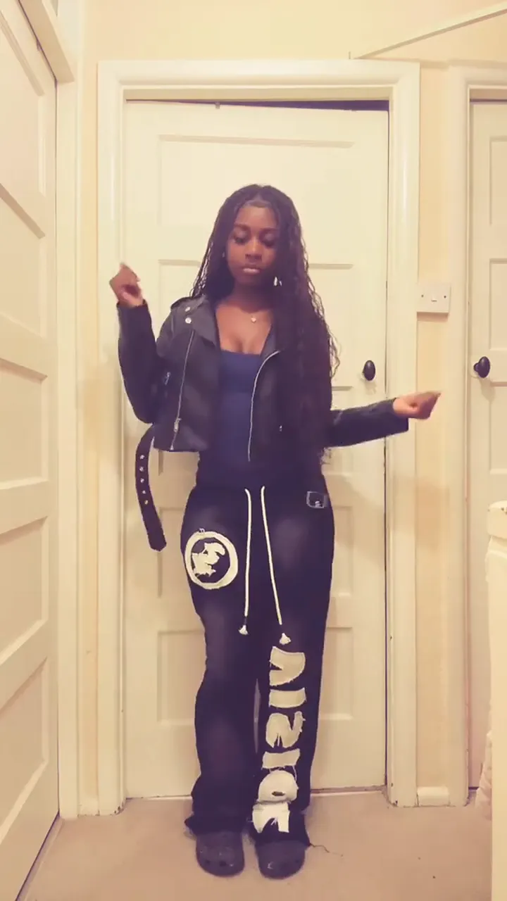 The original Vibin dance by @que.flowx on TikTok
